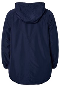 Marinblå vattentät jacka med huva, lång ärm, elastiska ärmslut och en lös passform, visad bakifrån.