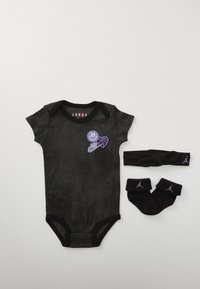 Svart kortermet bodysuit laget av myk stoff, med lilla grafiske detaljer. Følger med matchende sokker og hodebånd.