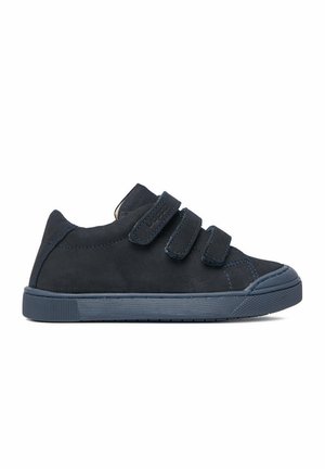 Donkerblauwe lage sneaker met drie klittenbandsluitingen en een gestructureerde rubberen zool, zijaanzicht op witte achtergrond.