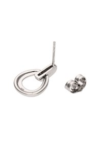 Stříbrný kovový prsten s připevněním rovného kolíku vedle odpovídajícího konektoru s dvojitou smyčkou. Hladký povrch s lesklým dokončením.