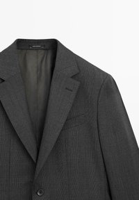 Grauer taillierter Blazer mit strukturiertem Finish, Ein-Knopf-Verschluss, Reverskragen und einer Brusttasche. Futter in einer einfarbigen dunklen Farbe.