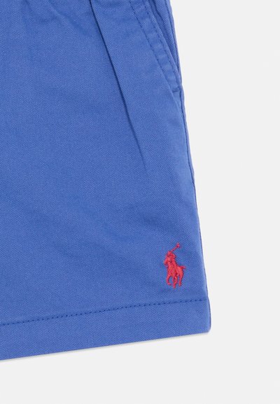 Μπλε βαμβακερά σορτς με υφασμάτινη υφή, ευθεία γραμμή και μικρό κόκκινο κεντημένο λογότυπο στο τελείωμα.