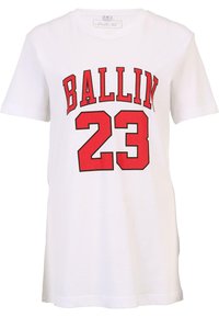 Balta medvilninė marškinėliai su ryškiai raudonu tekstu "BALLIN" ir numeriu "23" kontrastingame juodame apvade. Trumpomis rankovėmis, laisvas kirpimas.