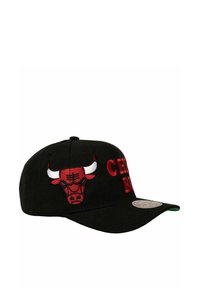 Schwarze Snapback-Cap mit rot-weißer gestickter Chicago Bulls-Logo und Text. Verfügt über einen gebogenen Schirm und einen Stofftextur.