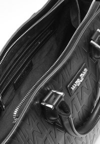 Borsa a tracolla nera con texture, con chiusura con zip, dettagli in metallo argentato e numerosi scomparti interni. Presenta una patch con il logo all'interno.