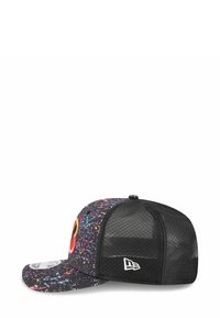 Schwarze Mütze mit einem bunten Spritzdesign auf dem Schirm. Verfügt über einen Mesh-Rücken und ein auffälliges Logo auf der Vorderseite in lebhaften Farben.