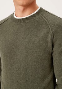 Olivgrüner Strickpullover mit Rundhalsausschnitt und geripptem Kragen. Mit weicher Textur und Raglanärmeln für eine entspannte Passform.