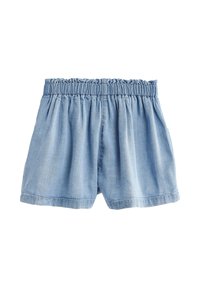 Shorts in denim azzurro chiaro con vita elastica, vestibilità rilassata e texture leggermente arricciata. L'orlo sembra arrotolato. Nessuna tasca visibile.