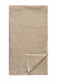 Beige vævet kastetæppe med frynset kanter, der har en blød tekstur og et subtilt mønster over overfladen.