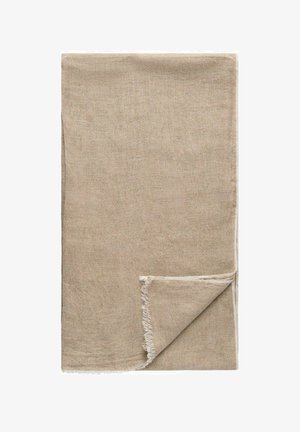 Vaaleanbeige kudottu heittotyyny, jossa on fringe-reunat, pehmeällä tekstuurilla ja hienovaraisella kuviolla pinnalla.