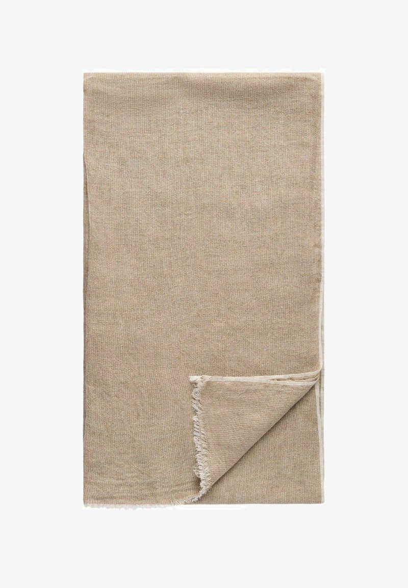 Beige vævet kastetæppe med frynset kanter, der har en blød tekstur og et subtilt mønster over overfladen.