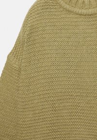 Pull en tricot vert olive, avec un motif texturé et un col côtelé. Le matériau semble doux et léger.