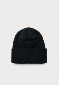 Zwarte gebreide beanie met opgerolde rand, weergegeven op een effen witte achtergrond.