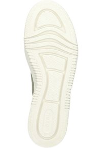 Sula av skor med ett strukturerat vitt gummimaterial, med ränder och spår för grepp, präglad logotyp och en slät kant.