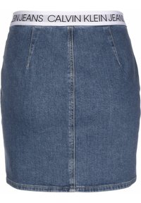 Falda de mezclilla con forma ajustada, de tejido azul y cintura blanca que presenta la marca "CALVIN KLEIN JEANS" en texto negro.