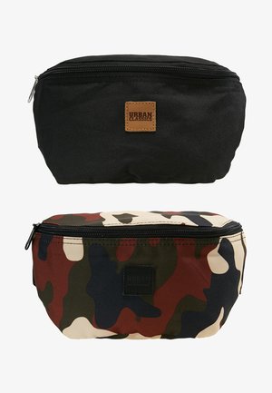 To zippered poser: en i ensfarvet sort med en læderlap, den anden i camouflage-mønster med en sort lap. Begge lavet af slidstærkt stof.