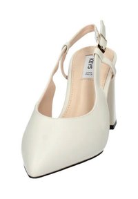 Scarpa con tacco alto a punta bianca e cinturino slingback con dettaglio a fibbia. Realizzata in materiale sintetico con una finitura liscia.