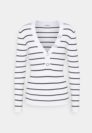 Maglione bianco a maniche lunghe con costine, caratterizzato da strisce verticali nere, un profondo scollo a V e tre bottoni circolari decorativi sul petto.