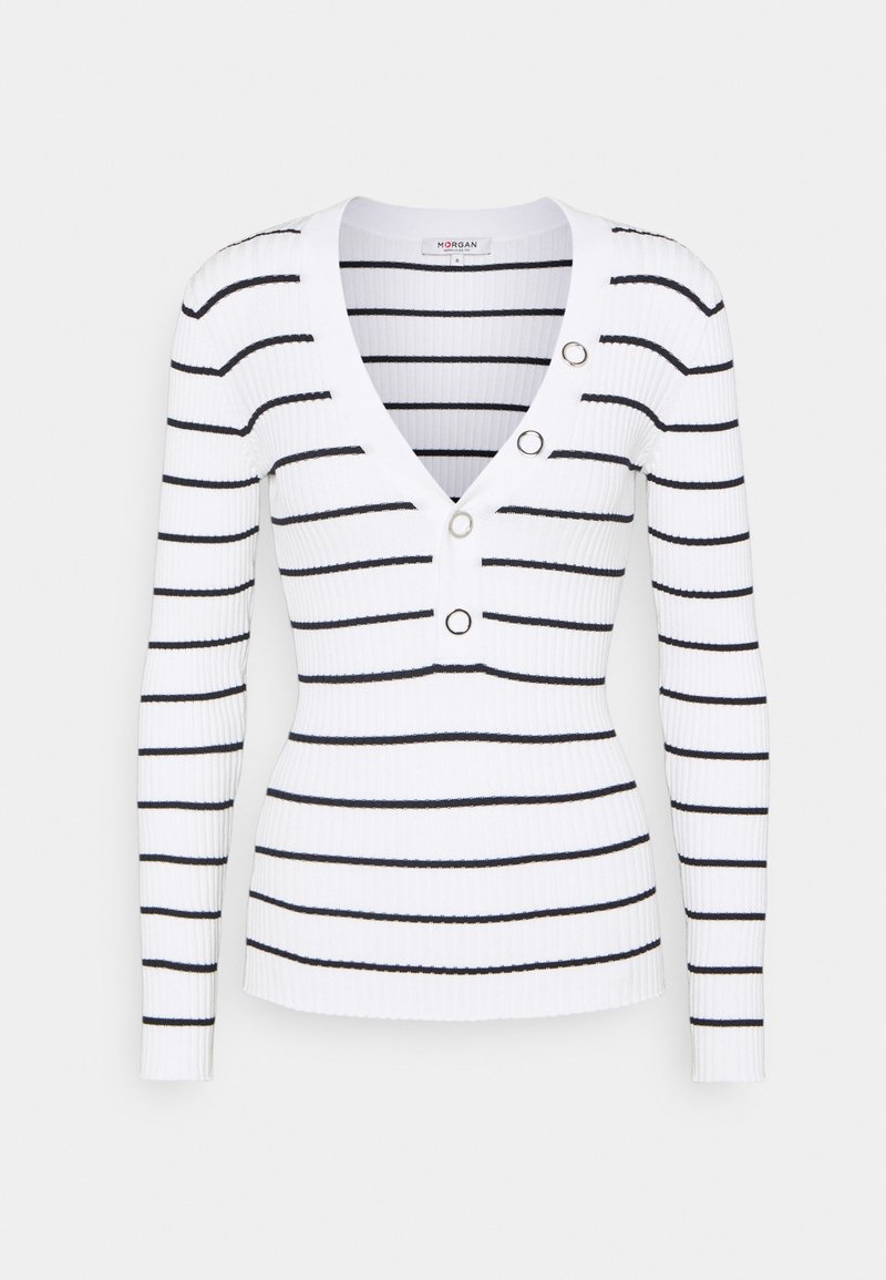 Maglione bianco a maniche lunghe con costine, caratterizzato da strisce verticali nere, un profondo scollo a V e tre bottoni circolari decorativi sul petto.