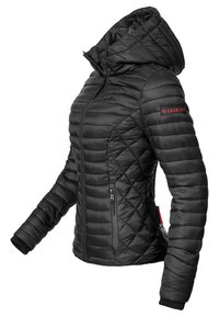 Doudoune noire avec capuche, motif matelassé, fermeture éclair intégrale à l'avant, poches latérales et logo de la marque rouge sur la manche. Matière lisse et légère.