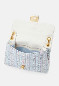 Torebka z tweedu w pastelowym niebieskim kolorze z wielobarwnymi akcentami, wyposażona w biały skórzany wnętrze, złote elementy metalowe oraz kieszeń na zamek.
