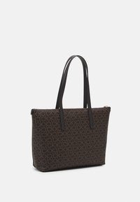 Borsa a tracolla marrone con motivo logo a tutto campo, doppio manico nero, chiusura con zip nella parte superiore e superficie texture.