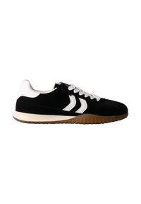 Baskets basses noir et blanc avec lacets blancs, bandes chevron blanches sur le côté et semelle texturée marron clair.