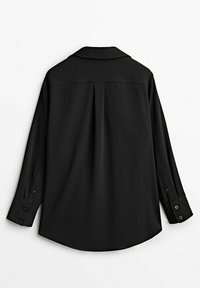 Musta pitkähihaine paita, jossa on kaulus, napitettu hihansuu, selkäyksikkö ja kaareva helma, valmistettu sileästä kankaasta.