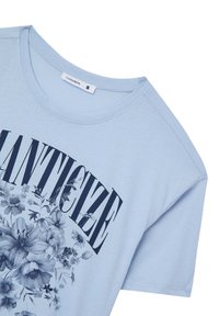 T-shirt in cotone azzurro chiaro con scollatura rotonda, maniche corte e una grafica floreale navy con la parola "ROMANTICIZE" in evidenza.