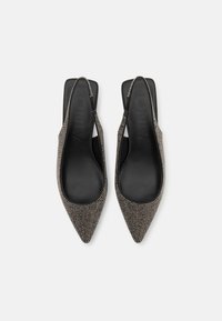 Chaussures slingback à bout pointu en tissu noir, ornées de strass argentés. Semelle intérieure noire lisse et design minimaliste avec un léger talon.