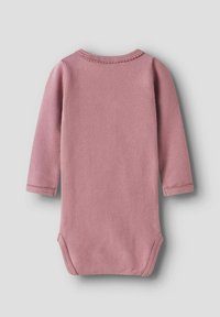 Garais piedurkņu bērnu bodijs maigi rozā audumā, ar apaļu kakla izgriezumu un izšuvumiem, ar gludu tekstūru un pieguļošu formu.