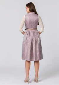 Blumengemustertes Kleid aus weichem Lavendeltuch mit eng anliegendem Oberteil und plissiertem Rock. Verfügt über einen Satin-Gürtel und durchsichtige Spitzenärmel.