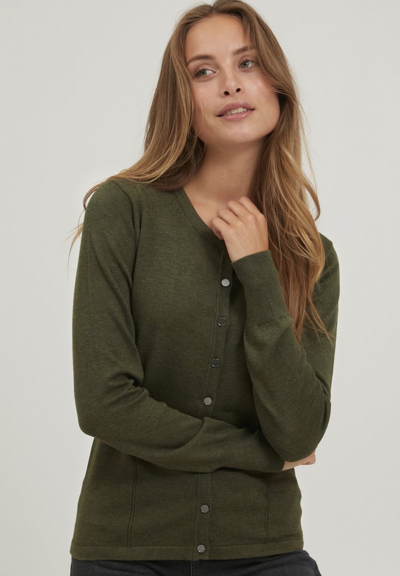 Cardigan verde închis cu mâneci lungi, guler rotund și cinci nasturi pe față. Textură moale și design ajustat.