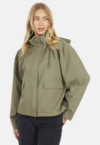 Giacca a vento verde oliva con cappuccio, caratterizzata da un colletto alto, cordini regolabili e tasche a toppa frontali, realizzata in un materiale liscio e resistente alle intemperie.