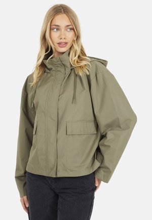 Olijfgroene hoodie-jack met een hoge kraag, verstelbare trekkoorden en voorzakken, gemaakt van een gladde, weerbestendige stof.