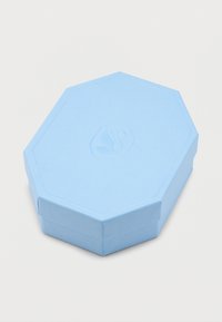 Φωτεινό μπλε οκτάγωνο κουτί κοσμημάτων με ανάγλυφο λογότυπο κύκνου στο καπάκι, τοποθετημένο σε μια απλή λευκή επιφάνεια.