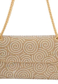 Perlebesat guld clutchtaske med spiral mønstre, der har en tekstureret overflade og en kædedesign. Fremhævet af iriserende perledetaljer.