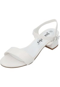 Weiße Kunstleder-Sandale mit quadratischer Zehenpartie, breitem Vorderriemen, Knöchelriemen mit Schnalle und niedrigem Blockabsatz. Glatte Textur und minimalistisches Design.