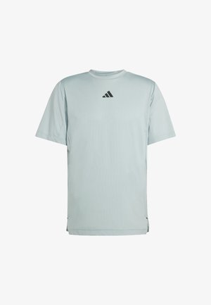 Jasnoniebieska sportowa koszulka z krótkimi rękawami, okrągłym dekoltem i czarnym logo na piersi. Charakteryzuje się prostym krojem i rozcięciami po bokach.