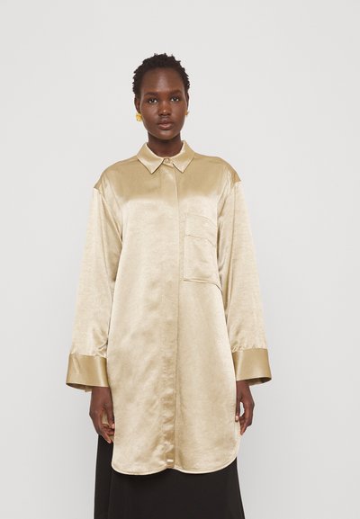 By Malene Birger OLISSE - Vestido camiseiro - nature