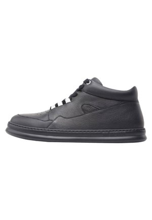 Sort læder mid-top sneaker med snørebånd foran, polstret krave og tyk polstret sål, vist i sideprofil på hvid baggrund.