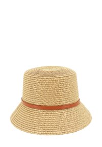 Strohhut in natürlicher Farbe mit einer glatten, gewebten Struktur und einem braunen Lederband rund um die Basis.