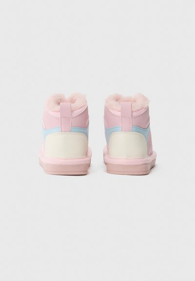 Ein Paar rosa Kleinkinderschuhe mit blauen und cremefarbenen Akzenten, die ein flauschiges Innenfutter aufweisen und von hinten vor einem neutralen Hintergrund gezeigt werden.