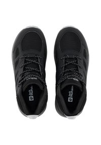 Zwarte sportieve schoenen met een bovenwerk van mesh, versterkte neus en contrasterende witte veters. Voorzien van een gestructureerde zool en een gevoerde kraag voor extra comfort.