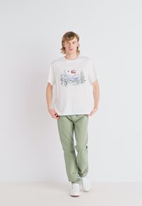 Levi's® RELAXED FIT - T-shirts med print - white