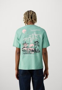 Jack & Jones JORYAMADERA TEE CREW NECK UNISEX - Trükipildiga T-särk - crème de menthe