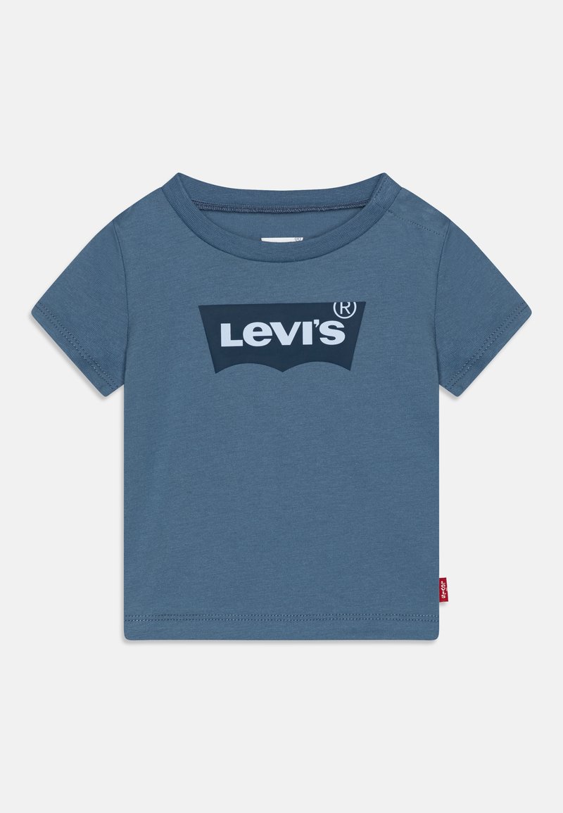 T-shirt in cotone blu con scollo rotondo e maniche corte, caratterizzato da un grande logo Levi's bianco su uno sfondo blu scuro.