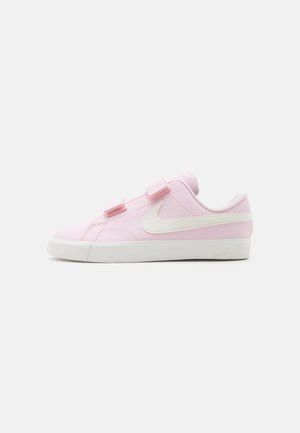 Baskets Nike rose clair avec semelle blanche, logo swoosh blanc et deux bandes roses en Velcro sur un fond blanc uni.