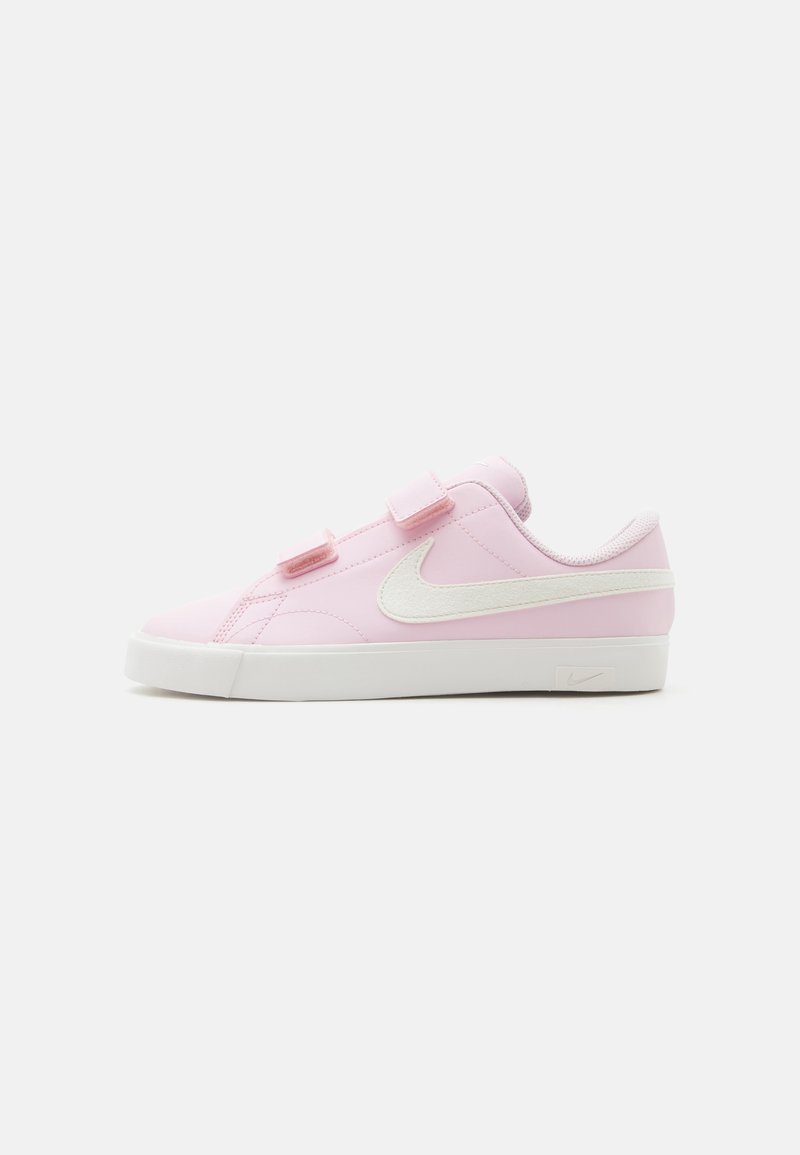 Ανοιχτό ροζ αθλητικό παπούτσι Nike με λευκή σόλα, λευκό λογότυπο swoosh και δύο ροζ λωρίδες βέλκρο σε απλό λευκό φόντο.
