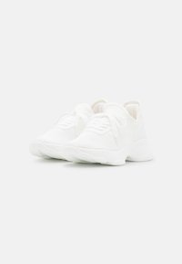 Hvide sneakers i mesh med tekstureret overdel, rund tå og polstret krave. Har flade snørebånd og en polstret sål for komfort.